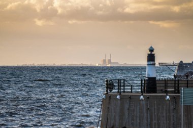 Malmö, İsveç - 09 Temmuz 2022: Barsebck nükleer santrali ufukta.