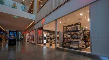 Molndal, İsveç - 13 Temmuz 2022: Bir HM Home mağazasının dışı.