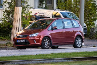 Göteborg, İsveç - 03 Ekim 2022: Koyu kırmızı Ford C-Max bir sokak tarafından düdüklendi.