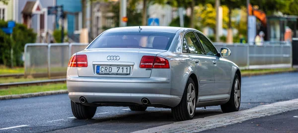 Göteborg, İsveç - 03 Ekim 2022: Gümüş 2009 Audi A8 bir caddenin yanına park edildi.