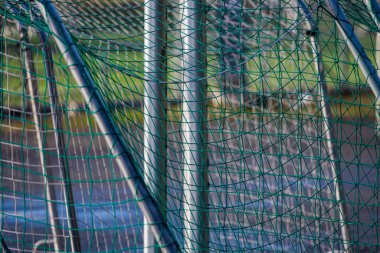 Bir saha kenarındaki futbol golleri koleksiyonu.