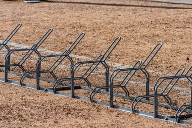 Çakıl taşları üzerinde bisiklet rafları.