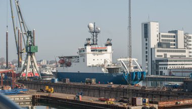 Frederikshavn, Danimarka - 22 Nisan 2011: Çok amaçlı denizaşırı hız Atlantik Muhafızı rıhtıma yanaştı.