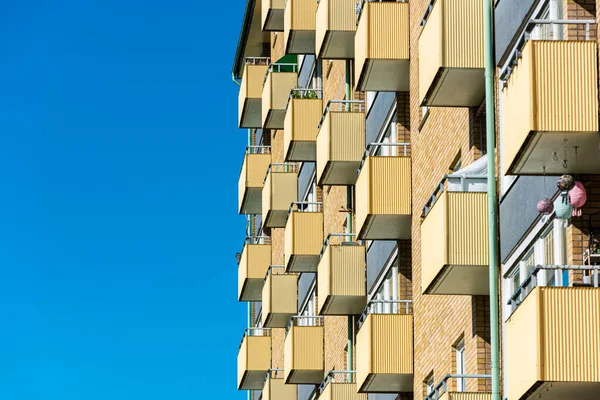 Pequeños Balcones Amarillos Edificio Apartamentos — Foto de Stock