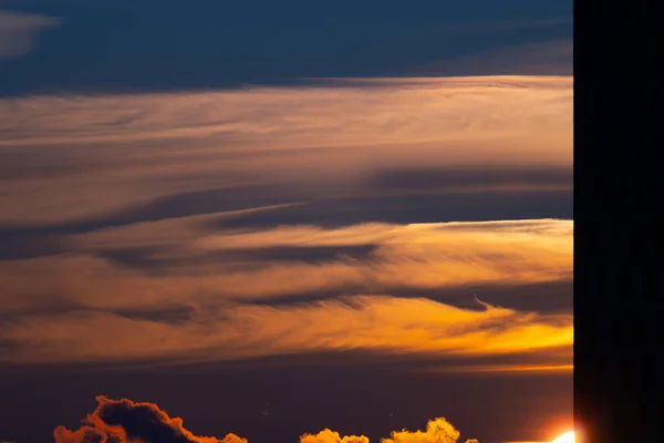Golvende Wolken Bij Gouden Zonsondergang — Stockfoto
