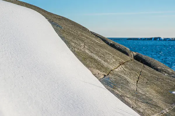 Λιώνει Χιόνι Ηλιόλουστους Βράχους Δίπλα Στη Θάλασσα — Φωτογραφία Αρχείου