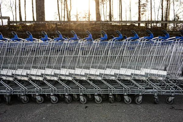 Lange Reihen Leerer Einkaufswagen Warten Auf Kunden — Stockfoto
