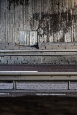 Bir yol altgeçidinin duvarında küçük metal kapaklar var..