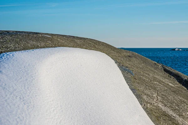 Λιώνει Χιόνι Ηλιόλουστους Βράχους Δίπλα Στη Θάλασσα — Φωτογραφία Αρχείου