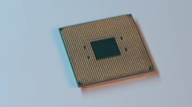 AMD Ryzen AM4 işlemcisinin üzerinden mavi ışık geçiyor.