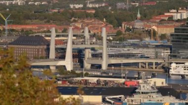 Hisingsbron asansör köprüsünün bir yaz öğleden sonra kapanması.