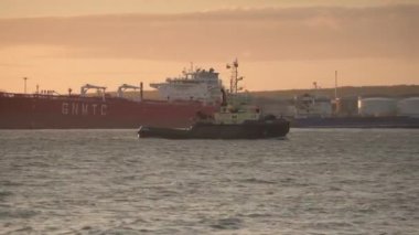 Fenja römorkörü gün batımında üsse dönüyor.