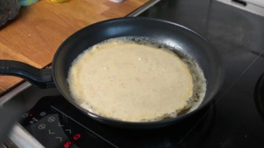 Kızartma tavasında sıcak bir krep yapmak