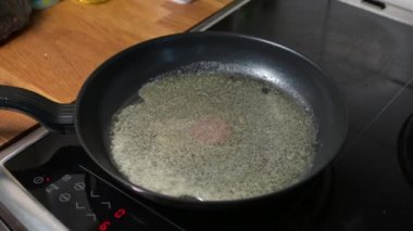 Krep hamuru kızgın bir tavaya dökülüyor.