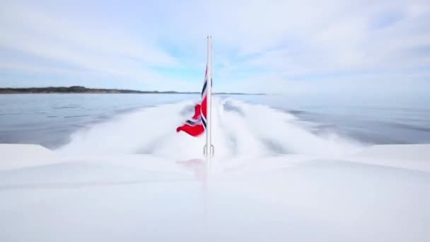Motorboot Mit Hoher Geschwindigkeit Über Offenem Meer Mit Norwegischer Flagge — Stockvideo