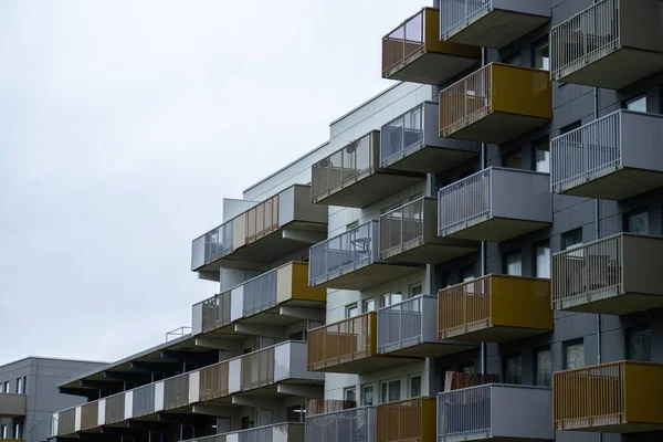 Edificio Apartamentos Alto Gris Con Balcones Blancos Dorados — Foto de Stock