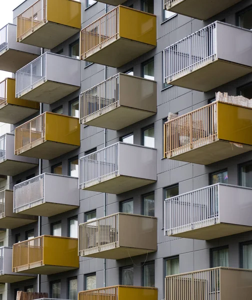 Edificio Apartamentos Alto Gris Con Balcones Blancos Dorados — Foto de Stock