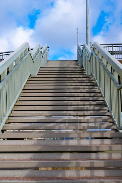 Ψηλές Σκάλες Που Οδηγούν Ένα Δρόμο — Φωτογραφία Αρχείου