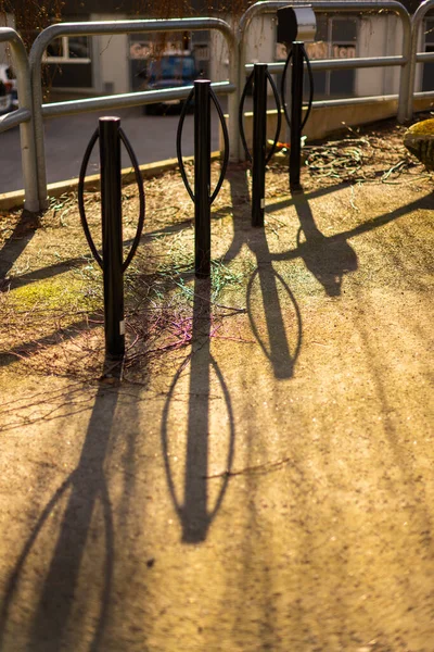 Sombras Lançadas Partir Quatro Postes Estacionamento Bicicletas — Fotografia de Stock