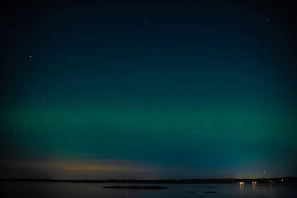 在峡湾上方的绿色北极光 — 图库照片