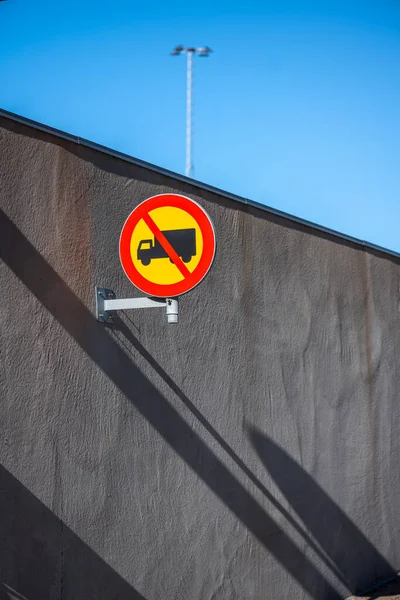 Camiões Proibidos Assinar Por Uma Rampa Automóvel — Fotografia de Stock