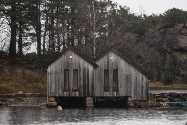 Tedavi edilmemiş eski ahşap kayıkhaneler.