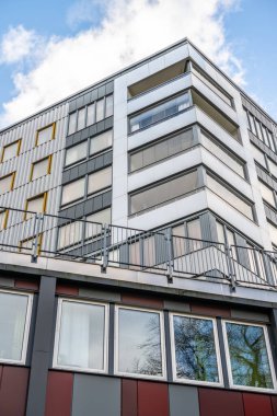 Başka bir binanın tepesindeki apartmanın köşesinde..