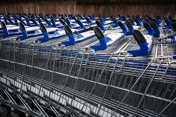 Hosszú Sorok Üres Bevásárlókocsik Várnak Ügyfelekre Egy Bevásárlóközpont Mellett — Stock Fotó