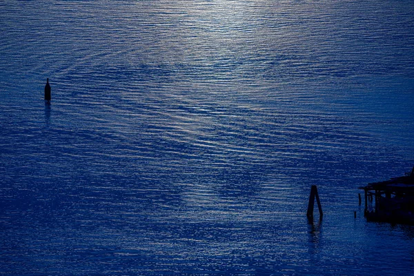 Bouys Και Στύλους Σηματοδοτώντας Διαδρομή Της Ναυτιλιακής Γραμμής Στο Φως — Φωτογραφία Αρχείου