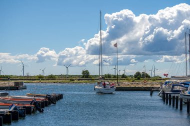 Landskrona, İsveç - 10 Temmuz 2022: Landskrona 'daki konuk limandan ayrılan yelkenli.