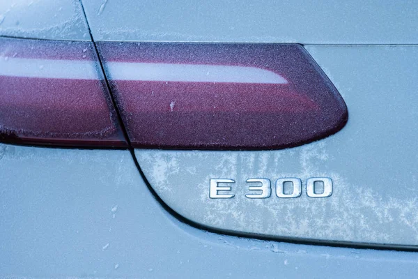 Гётеборг Швеция Декабря 2022 Логотип Mercedes Benz E300 Покрытый Льдом — стоковое фото