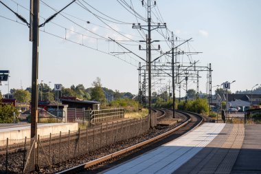Kungsbacka, İsveç - 11 Eylül 2022: Tren istasyonu platformları ve demiryolu raylarında bir kavis.