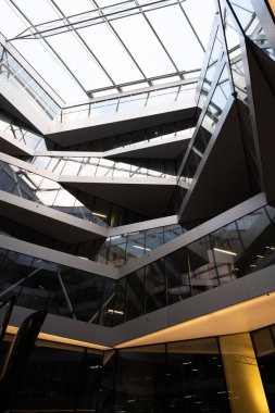 Oslo, Norveç - Kasım 19 2022: Aker Brygge alışveriş merkezinin üstündeki ofis katları.