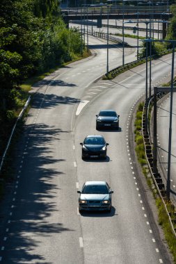 Göteborg, İsveç - 01 Ağustos 2022: Birden fazla şeritten geçen bir yolda arabalar.