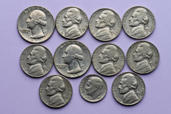 Sortiment Alter Nickel Dime Und Viertelmünzen Auf Violettem Hintergrund — Stockfoto