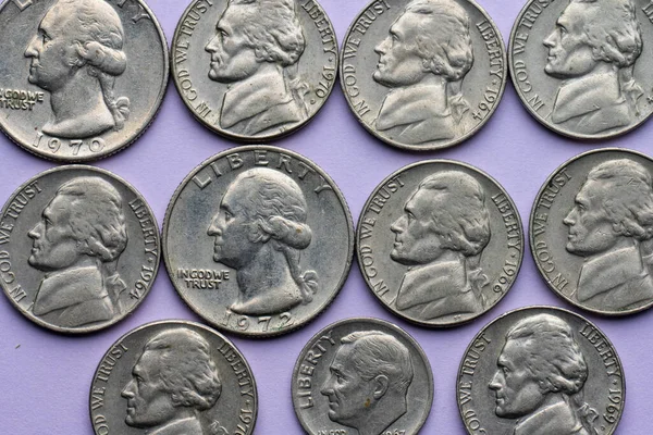 Surtido Monedas Antiguas Níquel Centavo Cuarto Sobre Fondo Púrpura —  Fotos de Stock