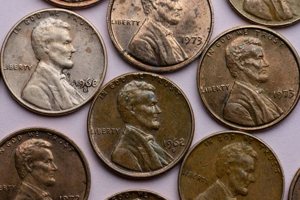 Alte Cent Münzen Auf Violettem Hintergrund — Stockfoto