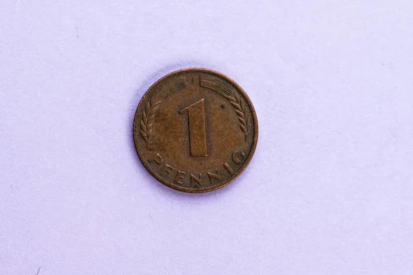 Una Moneda Alemana Pfennig Sobre Fondo Púrpura —  Fotos de Stock