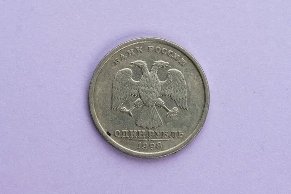 Una Moneda Rublo Ruso Sobre Fondo Púrpura —  Fotos de Stock