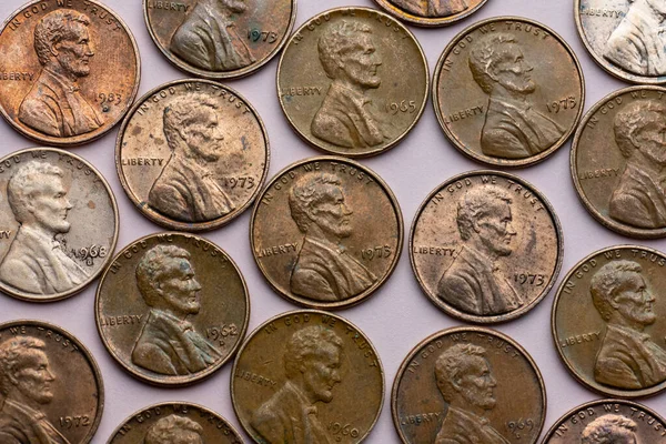Alte Cent Münzen Auf Violettem Hintergrund — Stockfoto