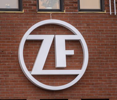 Göteborg, İsveç - 13 Kasım 2022: Tuğla ofis binasının dış cephesindeki ZF logosu.