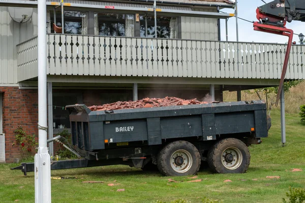 Lindesnes Norway August 2022 Red Roof Tiles House Being Dumped — Φωτογραφία Αρχείου
