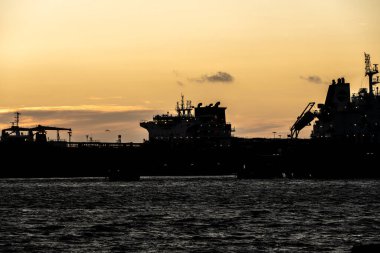 Göteborg, İsveç - 13 Temmuz 2022: Petrol tankerleri bir petrol rafinerisine demirledi.