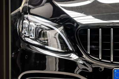 Göteborg, İsveç - 23 Kasım 2022: 2019 Mercedes-Benz AMG C63 'ün ön sağ farları.