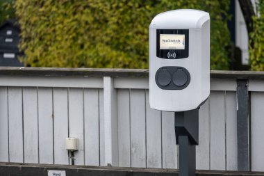 Göteborg, İsveç - 30 Ekim 2022: Otoparka yeni kurulmuş şarj direği.