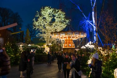 Göteborg, İsveç - 26 Kasım 2022: Liseberg Noel 'de eğlence parkı.