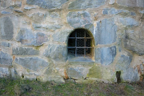Железные Решетчатые Окна Старой Крепости — стоковое фото