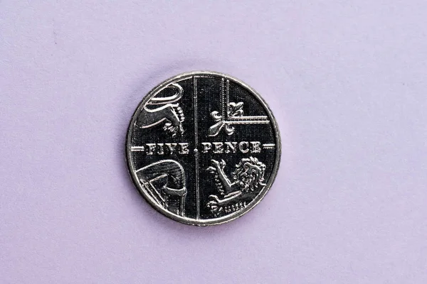Britische Fünf Pence Münze Auf Violettem Hintergrund — Stockfoto