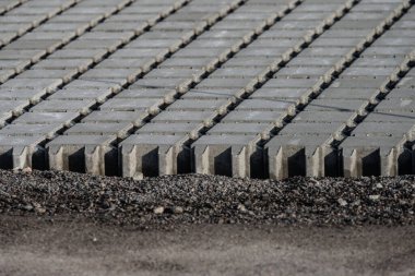 Bir deponun önüne asfalt taşlar bırakılmış..