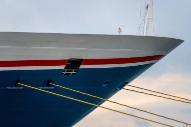 İskelede mavi ve beyaz bir yolcu gemisinin pruvası.